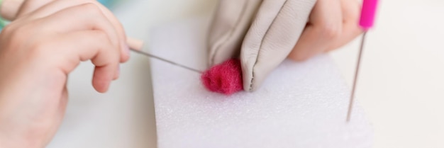 Zbliżenie haftu i nici